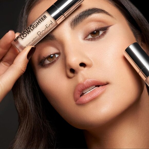 0.1 fl oz Banana Lowlighter - Lightweight Liquid Concealer with Yellow Undertone - Picture 3 of 3